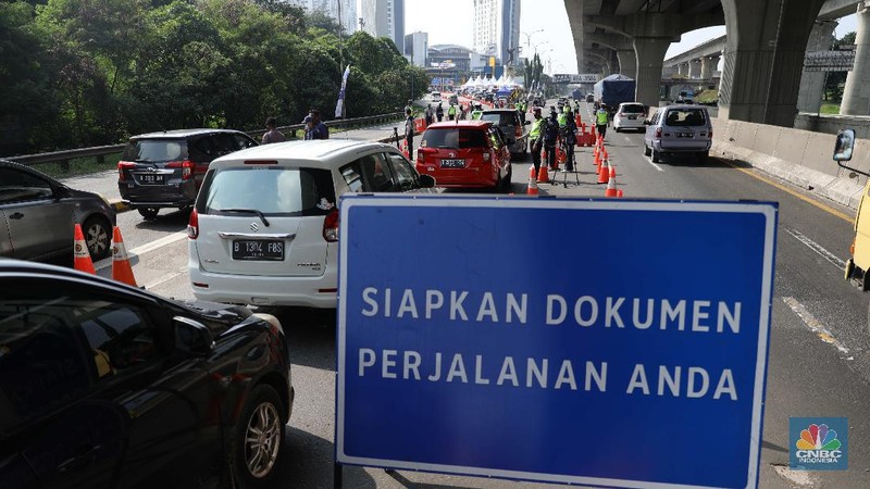 Penyekatan mudik di Tol Jakarta Cikampek. (CNBC Indonesia/Muhammad Sabki)