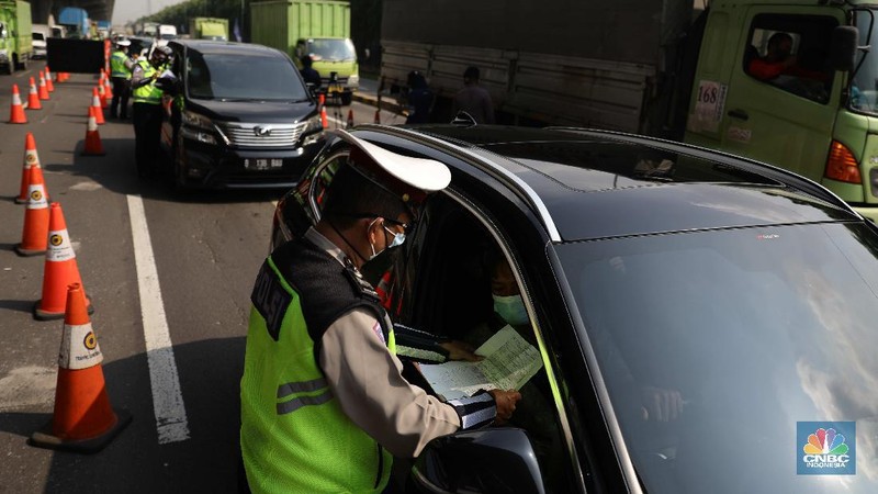 Penyekatan mudik di Tol Jakarta Cikampek. (CNBC Indonesia/Muhammad Sabki)