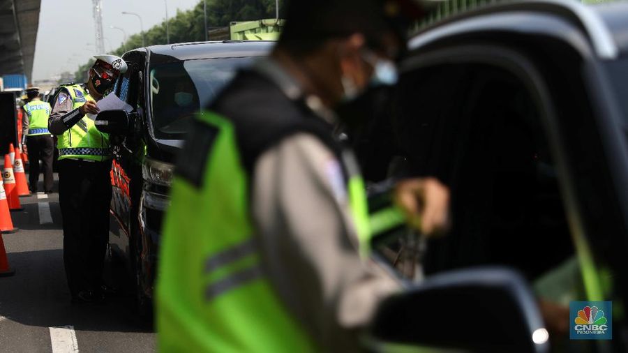 Penyekatan mudik di Tol Jakarta Cikampek. (CNBC Indonesia/Muhammad Sabki)