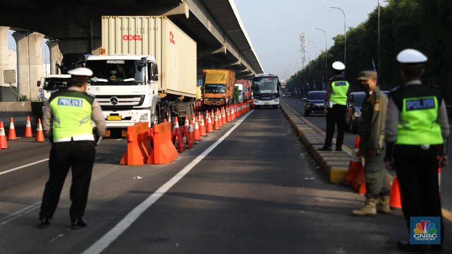 Penyekatan mudik di Tol Jakarta Cikampek. (CNBC Indonesia/Muhammad Sabki)
