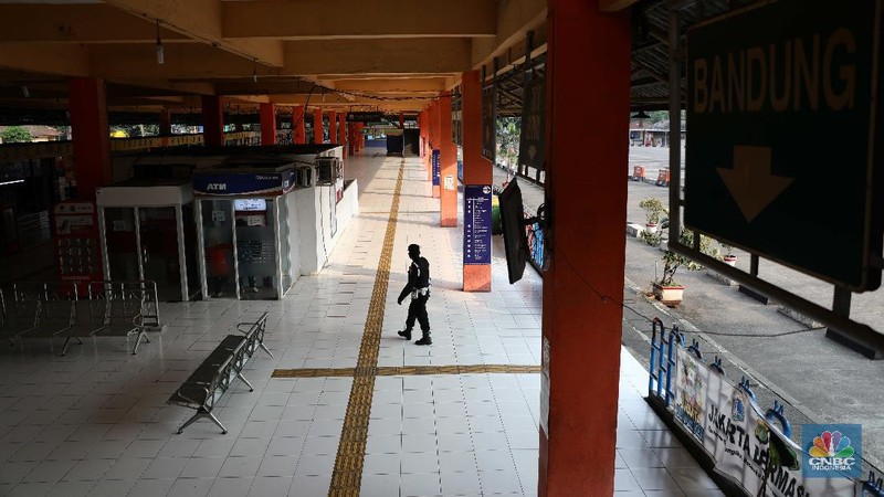 Terminal Kampung Rambutan kosong saat larangan mudik 2021. (CNBC Indonesia/Muhammad Sabki)