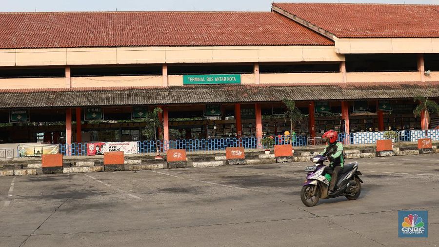 Terminal Kampung Rambutan kosong saat larangan mudik 2021. (CNBC Indonesia/Muhammad Sabki)