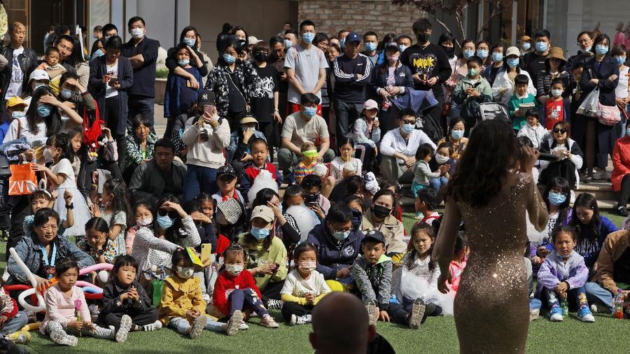 Wisatawan berkunjung ke Kota Terlarang, Beijing. (AP/Ng Han Guan)