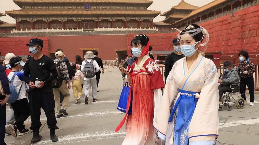 Wisatawan berkunjung ke Kota Terlarang, Beijing. (AP/Ng Han Guan)