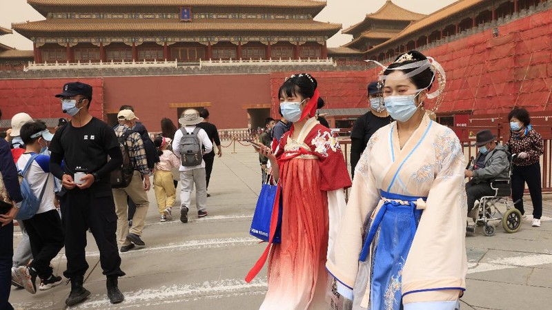 Wisatawan berkunjung ke Kota Terlarang, Beijing. (AP/Ng Han Guan)
