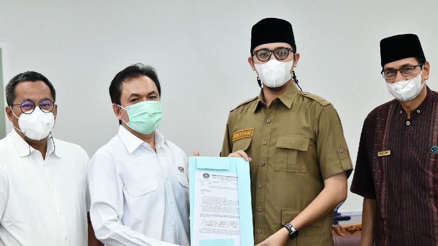 Dalam rangka pengawasan penyediaan dan distribusi BBM menjelang Idul Fitri, kunker ke Walikota Bukittinggi. Kepala BPH Migas M Fanshurullah Asa bersama team didampingi SAM Pertamina Sumbar (MOR 1) I Made Wire Paramarta diterima langsung Walikota Bukittinggi Erman Safar di rumah dinas, Bukittinggi (07/05/2021).