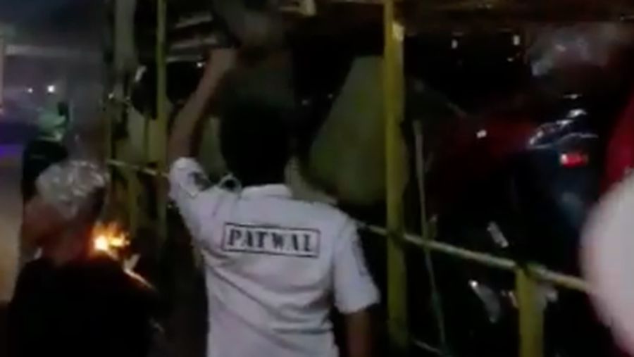 Nekat Mudik Menumpang Kendaraan Truk Pengangkut Sepeda Motor Baru. (Tangkapan Layar via Instagram @tmcpoldametro)