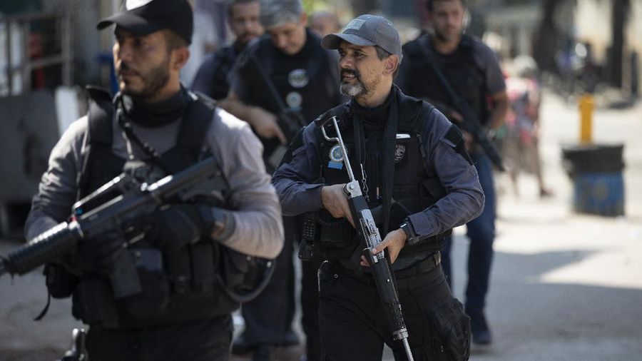 Police conduct an operation against alleged drug traffickers in the Jacarezinho favela of Rio de Janeiro, Brazil, Thursday, May 6, 2021. (AP Photo/Silvia Izquierdo)
