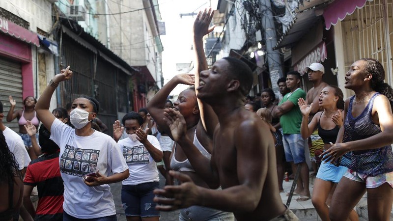 Police get out of an armored vehicle during an operation against alleged drug traffickers in the Jacarezinho favela of Rio de Janeiro, Brazil, Thursday, May 6, 2021. (AP Photo/Silvia Izquierdo)
