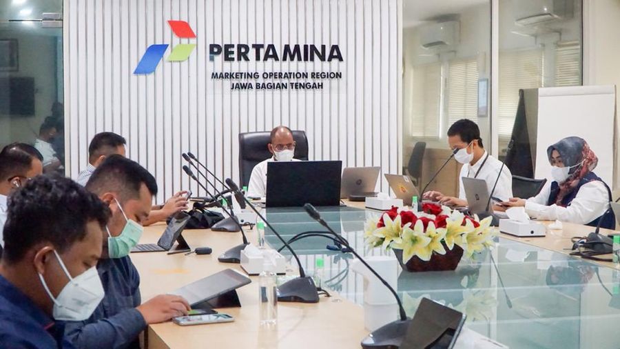 juga melakukan video conference dengan seluruh pimpinan tertinggi unit pengolahan dan unit pemasaran di seluruh Indonesia.