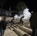 Israel Serang Masjid Al Aqsa, 200 Orang Terluka