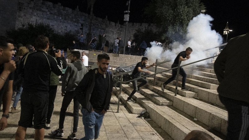 Israeli border police officers detain a Palestinian demonstrator during clashes with Palestinian protesters, in east Jerusalem, Friday, May 7. 2021. Palestinians protested over Israel's threatened eviction of dozens of Palestinians in the Sheikh Jarrah neighborhood in east Jerusalem, who have been embroiled in a long legal battle with Israeli settlers trying to acquire property in the neighborhood. (AP Photo/Mahmoud Illean)