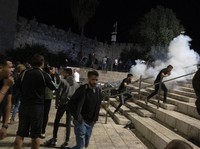 Israel Serang Masjid Al Aqsa, 200 Orang Terluka