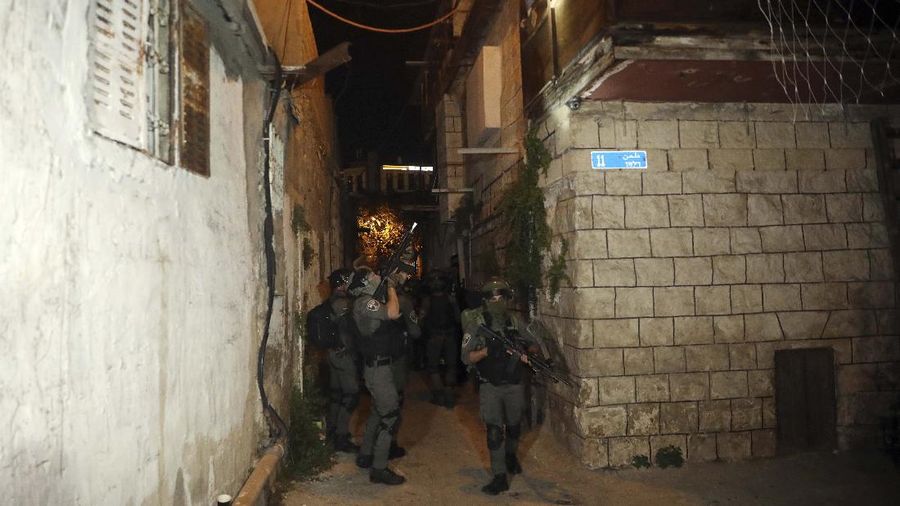 Masjid Al-Aqsa  diserang polisi. AP/Maya Alleruzzo