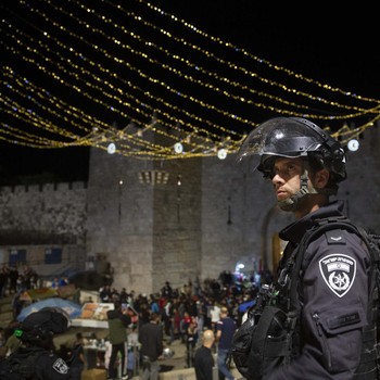 Mencekam, Penampakan Bentrok Berdarah di Masjid Al Aqsa