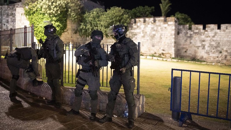 Masjid Al-Aqsa  diserang polisi. AP/Maya Alleruzzo