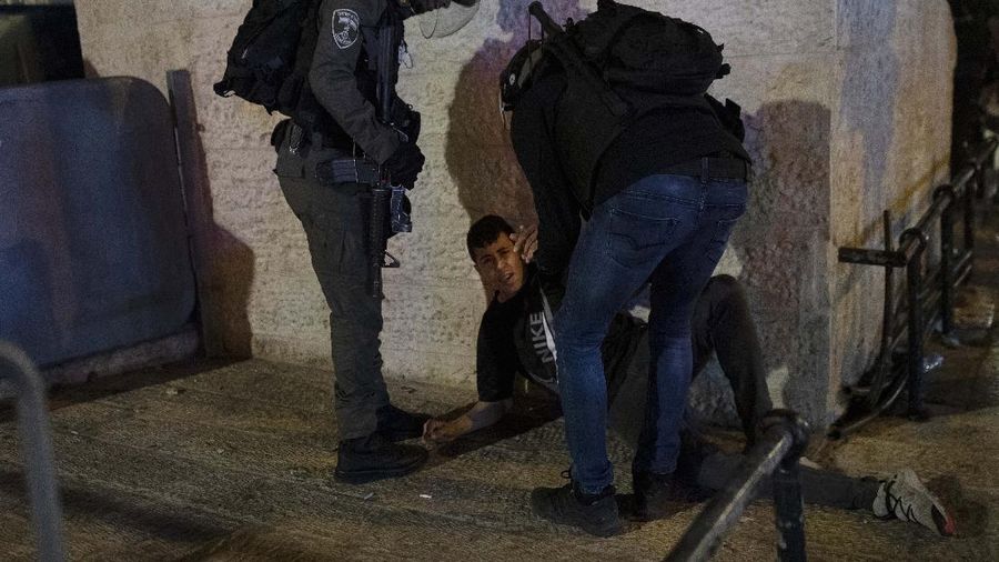 Masjid Al-Aqsa  diserang polisi. AP/Maya Alleruzzo