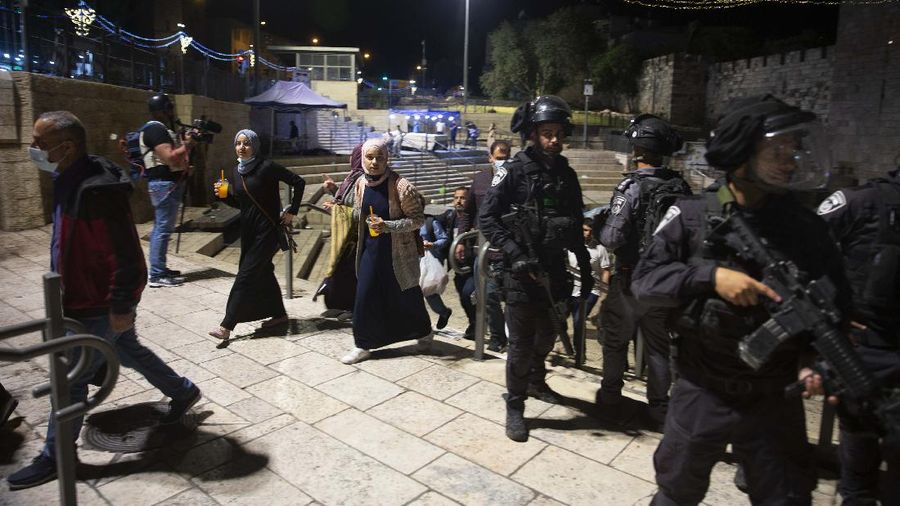 Masjid Al-Aqsa diserang polisi. AP/Maya Alleruzzo