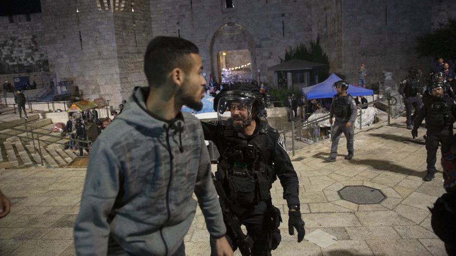 Masjid Al-Aqsa  diserang polisi. AP/Maya Alleruzzo