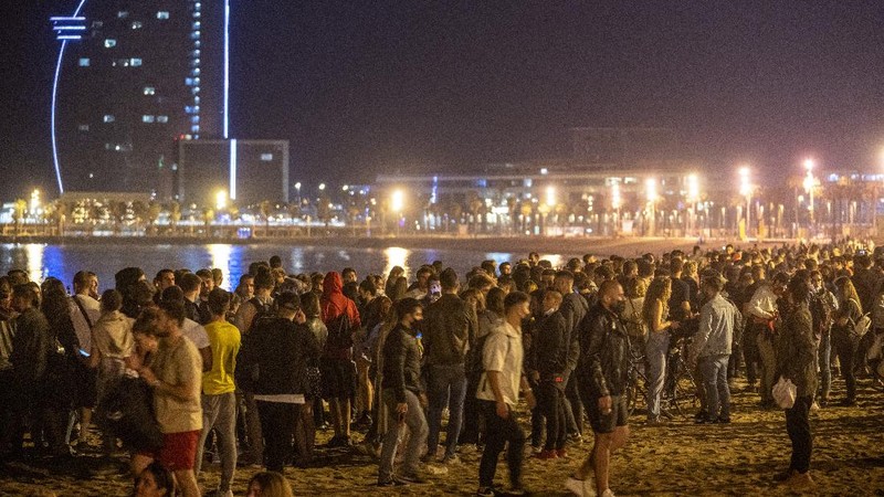 Spanyol merayakan berakhirnya jam malam covid-19. (AP/Emilio Morenatti)
