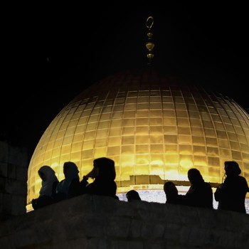 Potret Mencari Lailatul Qadar di Luar Masjid Al-Aqsa