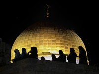 Potret Mencari Lailatul Qadar di Luar Masjid Al-Aqsa