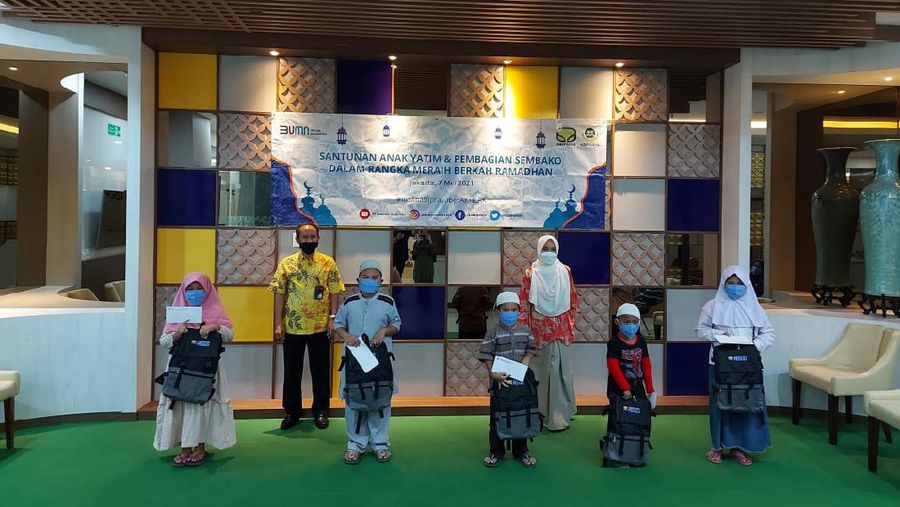 Brantas Abipraya membagikan bingkisan ramadan berupa paket sembako dan santunan untuk anak yatim.