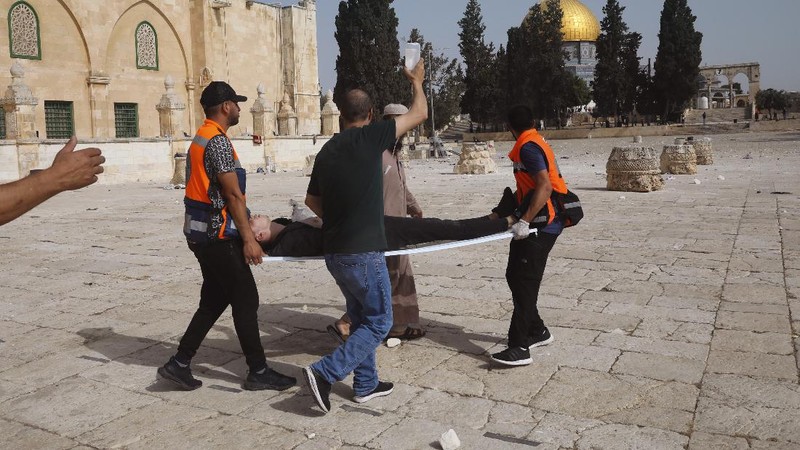 Palestinians clash with Israeli security forces at the Al Aqsa Mosque compound in Jerusalem's Old City Monday, May 10, 2021. Israeli police clashed with Palestinian protesters at a flashpoint Jerusalem holy site on Monday, the latest in a series of confrontations that is pushing the contested city to the brink of eruption. Palestinian medics said at least 180 Palestinians were hurt in the violence at the Al-Aqsa Mosque compound, including 80 who were hospitalized. (AP Photo/Mahmoud Illean)