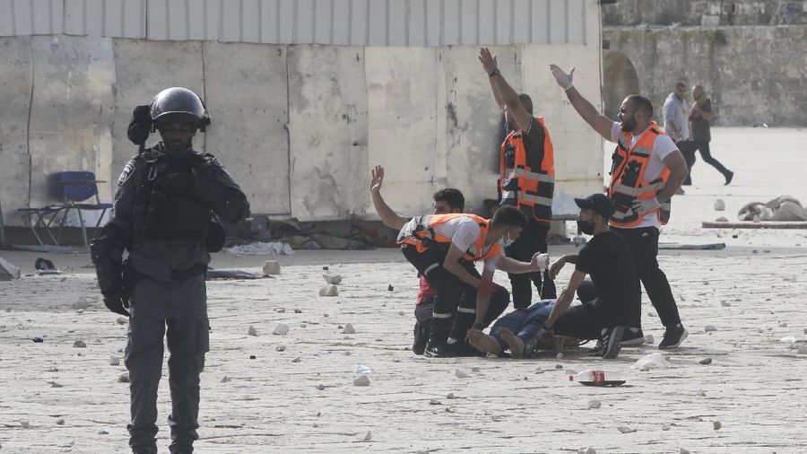 Palestinians clash with Israeli security forces at the Al Aqsa Mosque compound in Jerusalem's Old City Monday, May 10, 2021. Israeli police clashed with Palestinian protesters at a flashpoint Jerusalem holy site on Monday, the latest in a series of confrontations that is pushing the contested city to the brink of eruption. Palestinian medics said at least 180 Palestinians were hurt in the violence at the Al-Aqsa Mosque compound, including 80 who were hospitalized. (AP Photo/Mahmoud Illean)