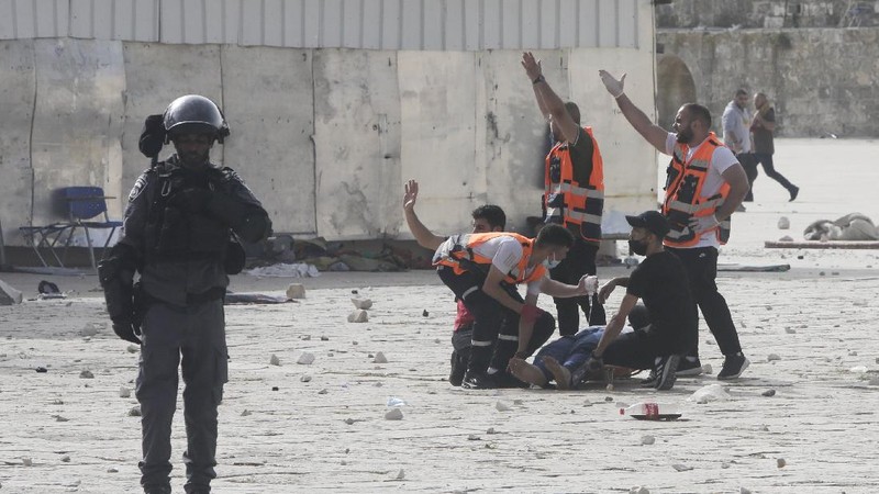 Palestinians clash with Israeli security forces at the Al Aqsa Mosque compound in Jerusalem's Old City Monday, May 10, 2021. Israeli police clashed with Palestinian protesters at a flashpoint Jerusalem holy site on Monday, the latest in a series of confrontations that is pushing the contested city to the brink of eruption. Palestinian medics said at least 180 Palestinians were hurt in the violence at the Al-Aqsa Mosque compound, including 80 who were hospitalized. (AP Photo/Mahmoud Illean)
