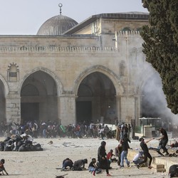 Bentrokan Berdarah Pecah di Masjid Al-Aqsa, 300 Lebih Terluka