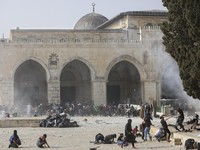 Bentrokan Berdarah Pecah di Masjid Al-Aqsa, 300 Lebih Terluka