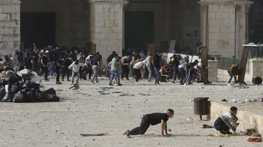 Palestinians clash with Israeli security forces at the Al Aqsa Mosque compound in Jerusalem's Old City Monday, May 10, 2021. Israeli police clashed with Palestinian protesters at a flashpoint Jerusalem holy site on Monday, the latest in a series of confrontations that is pushing the contested city to the brink of eruption. Palestinian medics said at least 180 Palestinians were hurt in the violence at the Al-Aqsa Mosque compound, including 80 who were hospitalized. (AP Photo/Mahmoud Illean)