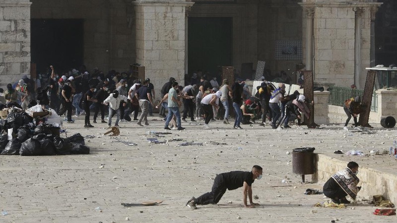 Palestinians clash with Israeli security forces at the Al Aqsa Mosque compound in Jerusalem's Old City Monday, May 10, 2021. Israeli police clashed with Palestinian protesters at a flashpoint Jerusalem holy site on Monday, the latest in a series of confrontations that is pushing the contested city to the brink of eruption. Palestinian medics said at least 180 Palestinians were hurt in the violence at the Al-Aqsa Mosque compound, including 80 who were hospitalized. (AP Photo/Mahmoud Illean)