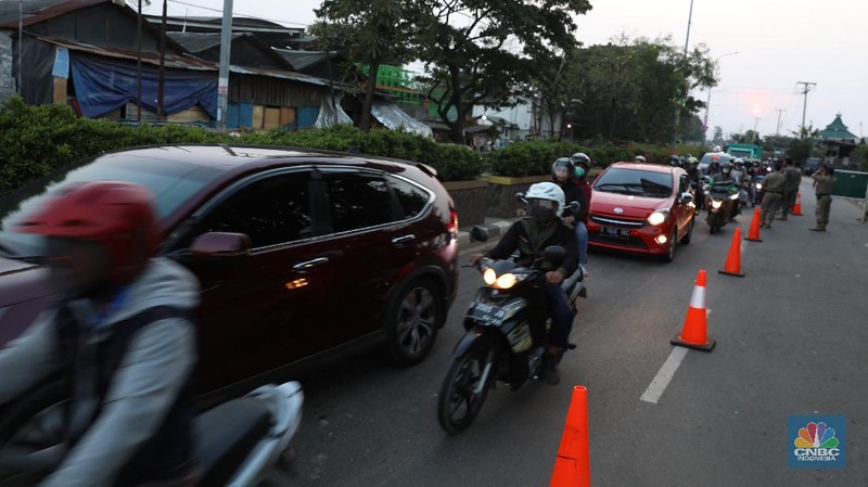 Kendaraan melintas di pos penyekatan, Jalur Pantura Kedungwaringin, perbatasan Kabupaten Bekasi-Karawang, Senin (10/5/2021). (CNBC Indonesia/Andrean Kristianto)