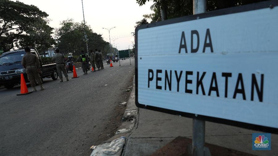 Kendaraan melintas di pos penyekatan, Jalur Pantura Kedungwaringin, perbatasan Kabupaten Bekasi-Karawang, Senin (10/5/2021). (CNBC Indonesia/Andrean Kristianto)