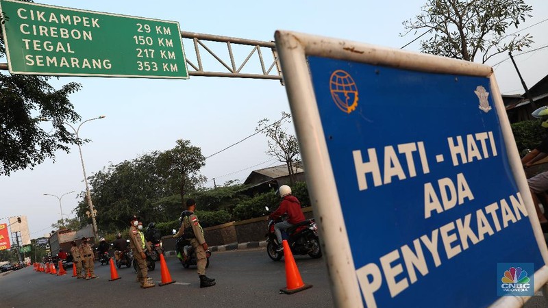 Kendaraan melintas di pos penyekatan, Jalur Pantura Kedungwaringin, perbatasan Kabupaten Bekasi-Karawang, Senin (10/5/2021). (CNBC Indonesia/Andrean Kristianto)