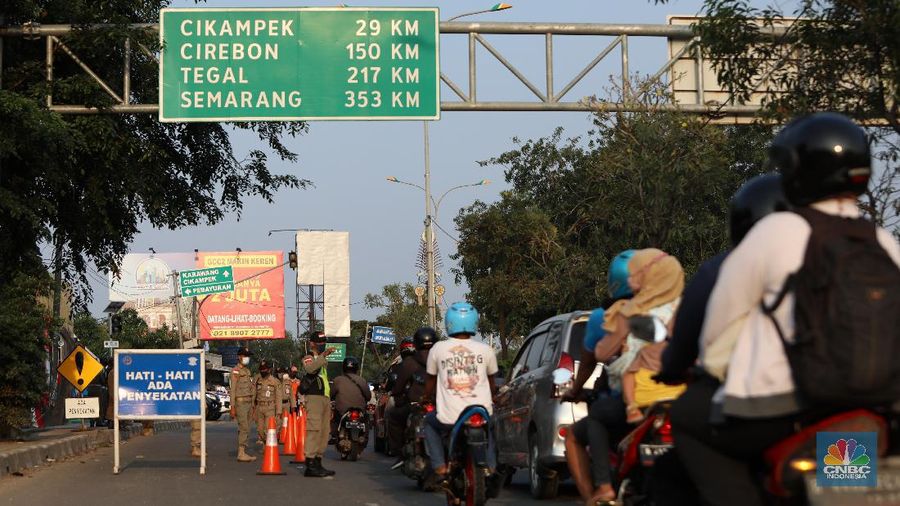 Kendaraan melintas di pos penyekatan, Jalur Pantura Kedungwaringin, perbatasan Kabupaten Bekasi-Karawang, Senin (10/5/2021). (CNBC Indonesia/Andrean Kristianto)