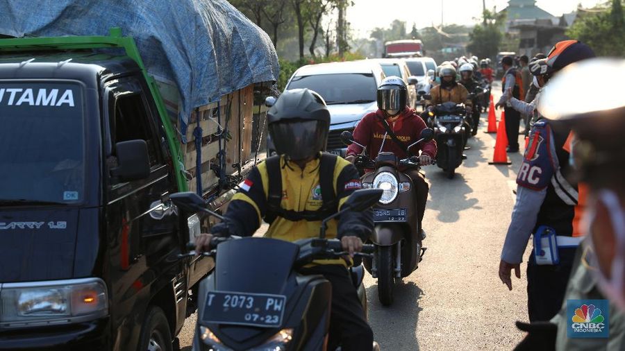 Kendaraan melintas di pos penyekatan, Jalur Pantura Kedungwaringin, perbatasan Kabupaten Bekasi-Karawang, Senin (10/5/2021). (CNBC Indonesia/Andrean Kristianto)