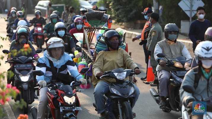 Kendaraan melintas di pos penyekatan, Jalur Pantura Kedungwaringin, perbatasan Kabupaten Bekasi-Karawang, Senin (10/5/2021). (CNBC Indonesia/Andrean Kristianto) Kendaraan melintas di pos penyekatan, Jalur Pantura Kedungwaringin, perbatasan Kabupaten Bekasi-Karawang, Senin (10/5/2021). (CNBC Indonesia/Andrean Kristianto)