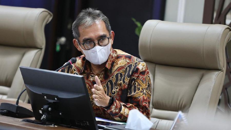Masa Libur Lebaran, Pelayanan BPJS Kesehatan Tetap Siaga

JAKARTA (10/05/2020) – BPJS Kesehatan mengimbau masyarakat untuk segera mengunduh aplikasi Mobile JKN. Direktur Perluasan dan Kepesertaan BPJS Kesehatan, David Bangun, mengungkapkan hal ini dapat dilakukan untuk memudahkan pelayanan khususnya berkaitan administrasi kepesertaan Program Jaminan Kesehatan Nasional-Kartu Indonesia Sehat (JKN-KIS) saat libur lebaran.

“Mobile JKN adalah solusi anti repot dan anti ribet karena berbagai fitur layanan kepesertaan JKN sudah tersedia. Mulai dari pendaftaran, pembayaran iuran, ubah data kepesertaan, antrean online hingga chat konsultasi kesehatan sudah tersedia. Opsi lain, peserta juga dapat mengakses chatbot interaktif (Chika) melalui WA di nomor 08118750400, juga BPJS Kesehatan Care Center 1500 400 selama 24 jam dan media sosial resmi BPJS Kesehatan,” kata David.

David berharap dengan pelayanan yang ada dalam Mobile JKN, Chika, BPJS Kesehatan Care Center 1500 400 maupun media sosial tidak mengganggu kebutuhan masyarakat meski dalam masa libur lebaran.

BPJS Kesehatan juga menerapkan piket pegawai serta layanan non tatap muka melalui Pelayanan Administrasi Melalui WhatsApp (PANDAWA) untuk cuti bersama Hari Raya Idulfitri tanggal 12 Mei 2021.

“Tentu masih dalam suasana pandemi dan sebagai upaya pencegahan penularan Covid-19, BPJS Kesehatan masih menerapkan layanan non tatap muka untuk memaksimalkan layanan. Protokol kesehatan masih tetap dijalankan. Peserta dapat menghubungi BPJS Kesehatan di Kantor Cabang melalui WhatsApp (PANDAWA), sementara untuk nomor PANDAWA di tiap kantor cabang bisa diperoleh melalui Chika, Care Center 1500 400 dan media sosial BPJS Kesehatan,” kata David.

Untuk piket pegawai pada tanggal 12 Mei 2021, BPJS Kesehatan masih membuka pelayanan tatap muka di Kantor Cabang dan Kantor Kabupaten/Kota hanya untuk segmen Peserta PBI, PBPU Kelas 3 dan BP Pemerintah. Layanan  dibuka mulai pukul 08.00 s.d.15.00 waktu setempat dengan batas akhir pengambilan nomor antrean pukul 12.00 waktu setempat.

Begitupun untuk pelayanan PANDAWA dibuka mulai pukul 08.00 s.d. 15.00 waktu setempat, dengan batas akhir chat yang masuk ke Admin maksimal pukul 12.00 dan selanjutnya petugas akan menindaklanjuti penyelesaian layanan peserta.