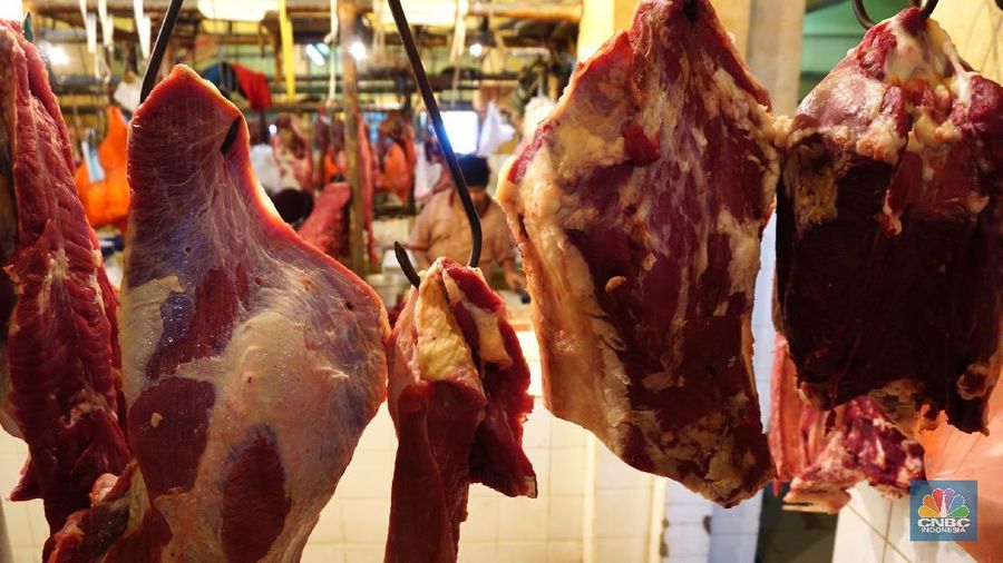 Pedagang Daging di Pasar Kebayoran Lama (CNBC Indonesia/Tri Susilo)