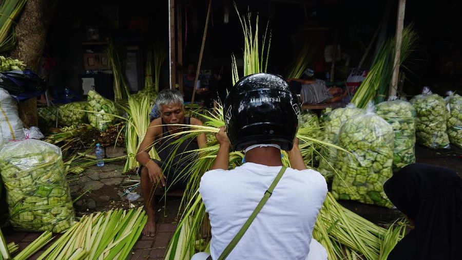 Pedagang Ketupat di Kebayoran Lama (CNBC Indonesa/Tri Susilo)