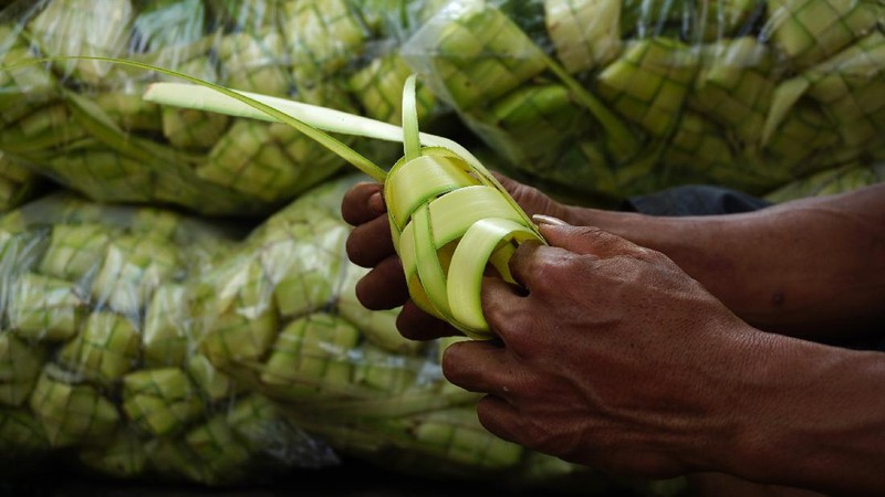 Pedagang Ketupat di Kebayoran Lama (CNBC Indonesa/Tri Susilo)