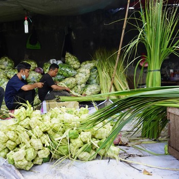 Lebaran Sebentar Lagi, Penjual Ketupat Marak di Palmerah