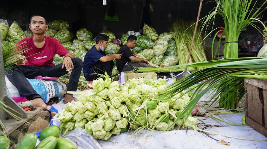 Pedagang Ketupat di Kebayoran Lama (CNBC Indonesa/Tri Susilo)