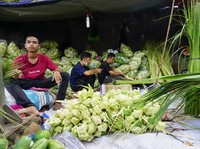 Lebaran Sebentar Lagi, Penjual Ketupat Marak di Palmerah