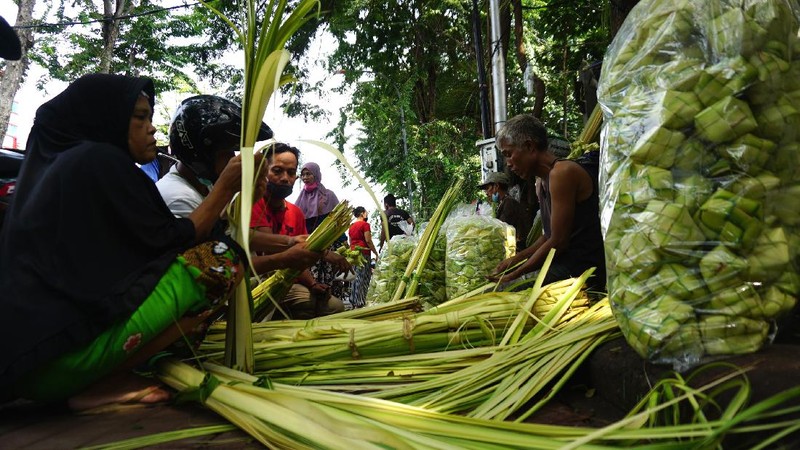 Pedagang Ketupat di Kebayoran Lama (CNBC Indonesa/Tri Susilo)