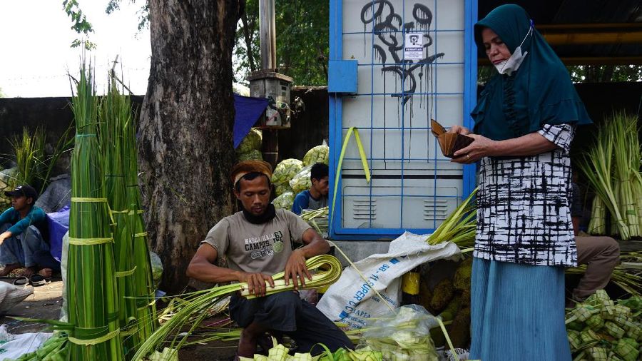 Pedagang Ketupat di Kebayoran Lama (CNBC Indonesa/Tri Susilo)