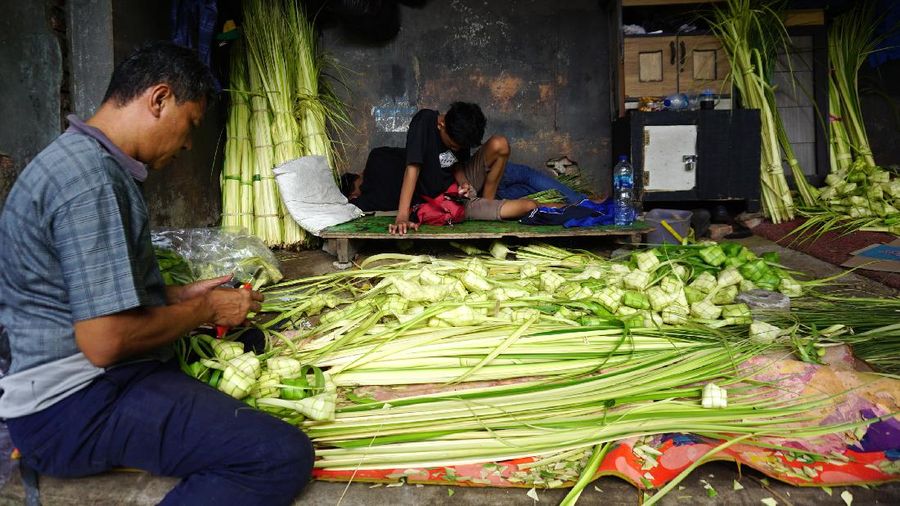 Pedagang Ketupat di Kebayoran Lama (CNBC Indonesa/Tri Susilo)